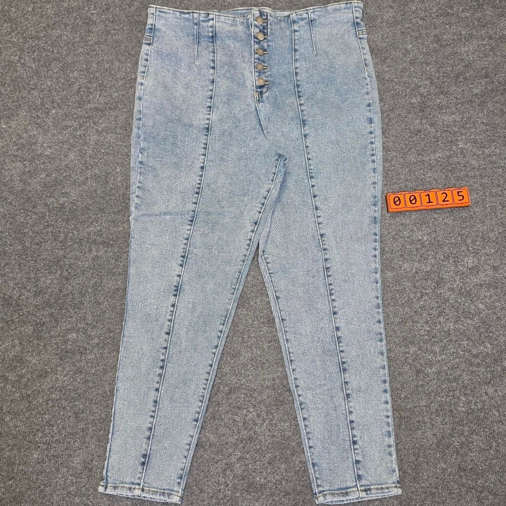 No Boundaries light wash high-waisted skinny jeans with button detail, size 21.